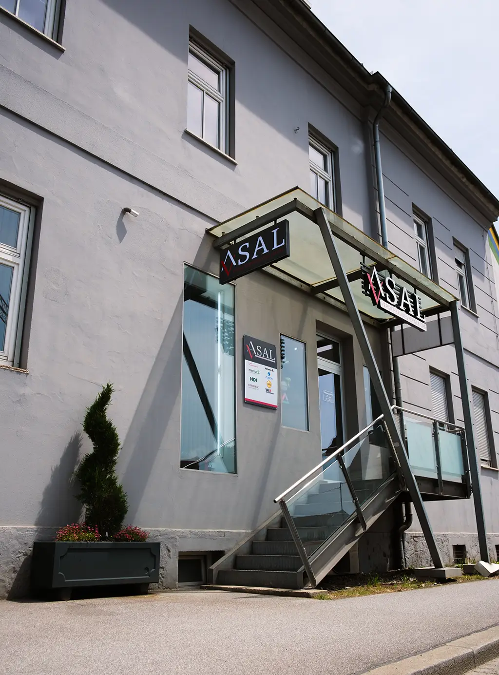 Eingang Asal Versicherungsvergleiche in Graz